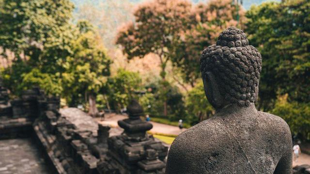 Buddha statue in garden.