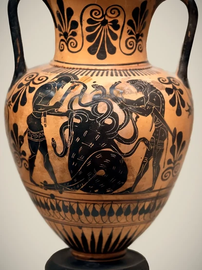 Black figure vase with Herakles fighting the Hydra
