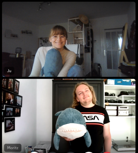 Discord Screenshot von mir mit einem kleinen Blahaj vor meinem Torso und Moritz mit einem großen Hai frontal unter den Arm geklemmt
