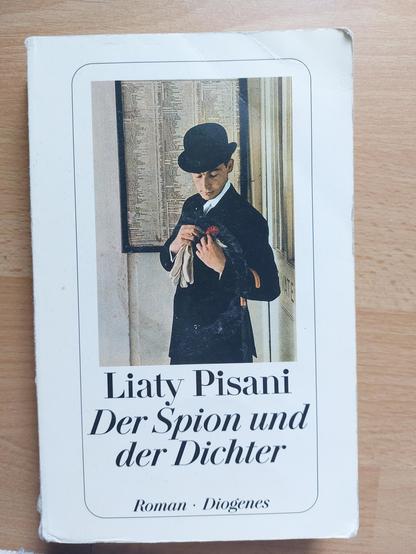 Buch: liaty Pisani, Der Spion und der Dichter. Auf dem Cover ein altmodische Gentleman mit Melone und Anzug.
