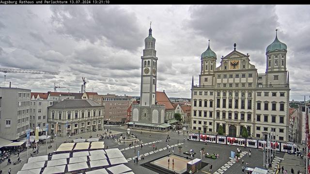 Blick über den Rathausplatz, mit einer dichten und tief hängenden Wolkendecke