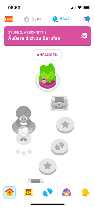 There is a new animal of Duo, the green owl, with coffee and half-closed / closing eyes. He’s standing on the circle for the next task. 