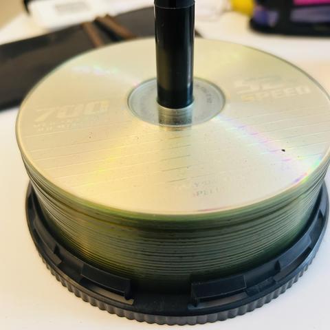 Ein Stapel leerer Compact Discs (CD-Rs) auf einer Spindel.