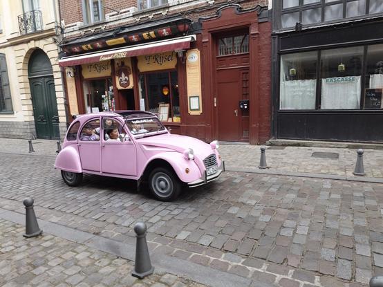 The pink Renault 4 with tourists inside