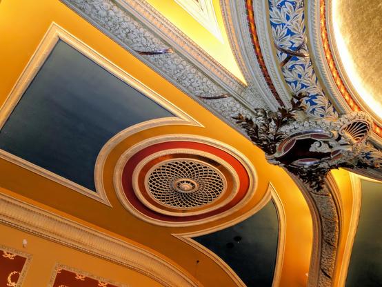 Die Stadt Minneapolis hat bei der Restaurierung mehrerer historischer Theater hervorragende Arbeit geleistet. Dies ist die Decke des alten Orpheums. Ich war mit einem Architekten hier, einem langjährigen Freund – oh, es war großartig.