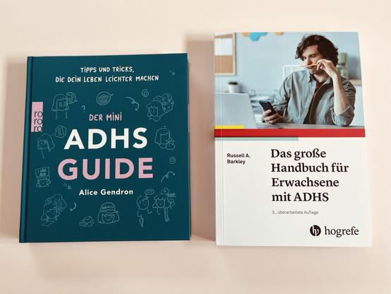 Zwei Bücher. Links: 