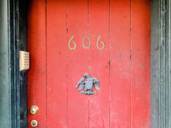 Eine leuchtend rote Tür, doppelt verschlossen, mit der Aufschrift „606“ und einer alten Version des amerikanischen Adlers. Sie ist schmutzig und der Türrahmen könnte einen neuen Anstrich vertragen – aber das ist Vieux Carré, eine schlampige Erwachsenenversion von Disneyland. Macht aber viel Spaß.
