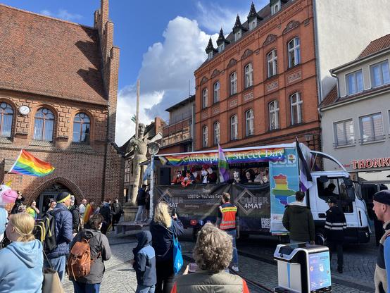 Ein Roland ist eine große Steinfigur mit einem Schwert. Der in Stendal steht sogar frei, und ist nicht an einer Hauswand. Davor der Wagen vom CSD