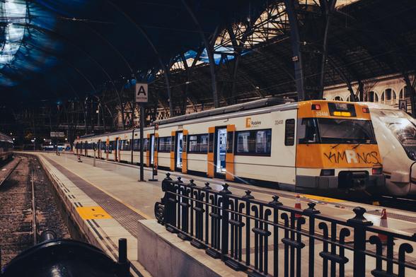 A Renfe class 447 about to leave Estació de França to head towards Reus. There's a class 449 medium-distance train next to it.