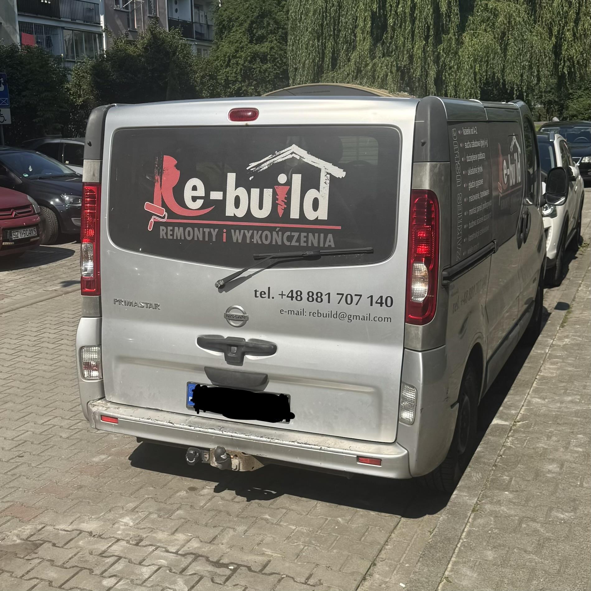 Dostawczak z naklejką „e-build: remonty i wykończenia”
